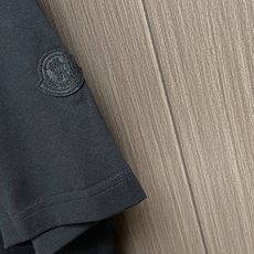 Moncler 立体手写刺绣标识短袖T恤,经典短袖3标齐全,潮男时尚,无论是上身舒适度还是都是无可比拟的 Moncler 立体手写刺绣标识短袖T恤,经典短袖3标齐全,潮男时尚,无论是上身舒适度还是都是无可比拟的