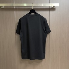 Moncler 立体手写刺绣标识短袖T恤,经典短袖3标齐全,潮男时尚,无论是上身舒适度还是都是无可比拟的 Moncler 立体手写刺绣标识短袖T恤,经典短袖3标齐全,潮男时尚,无论是上身舒适度还是都是无可比拟的