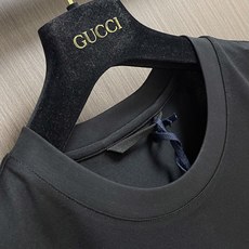 Moncler 立体手写刺绣标识短袖T恤,经典短袖3标齐全,潮男时尚,无论是上身舒适度还是都是无可比拟的 Moncler 立体手写刺绣标识短袖T恤,经典短袖3标齐全,潮男时尚,无论是上身舒适度还是都是无可比拟的
