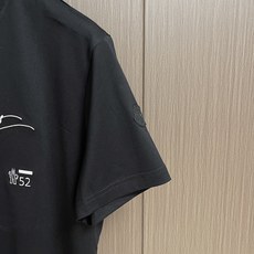 Moncler 立体手写刺绣标识短袖T恤,经典短袖3标齐全,潮男时尚,无论是上身舒适度还是都是无可比拟的 Moncler 立体手写刺绣标识短袖T恤,经典短袖3标齐全,潮男时尚,无论是上身舒适度还是都是无可比拟的