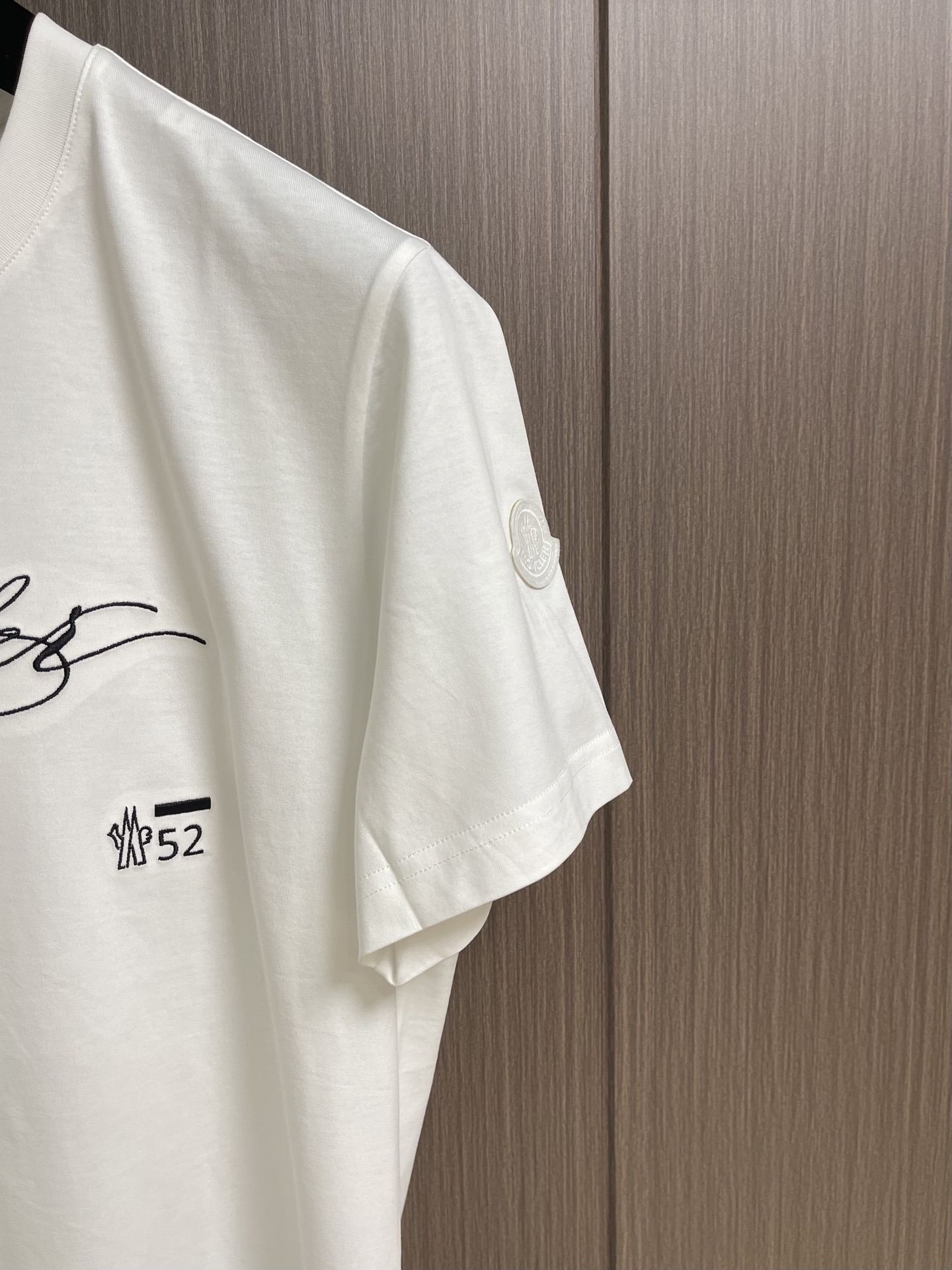 Moncler 立体手写刺绣标识短袖T恤，经典短袖3标齐全，潮男时尚，无论是上身舒适度还是都是无可比拟的