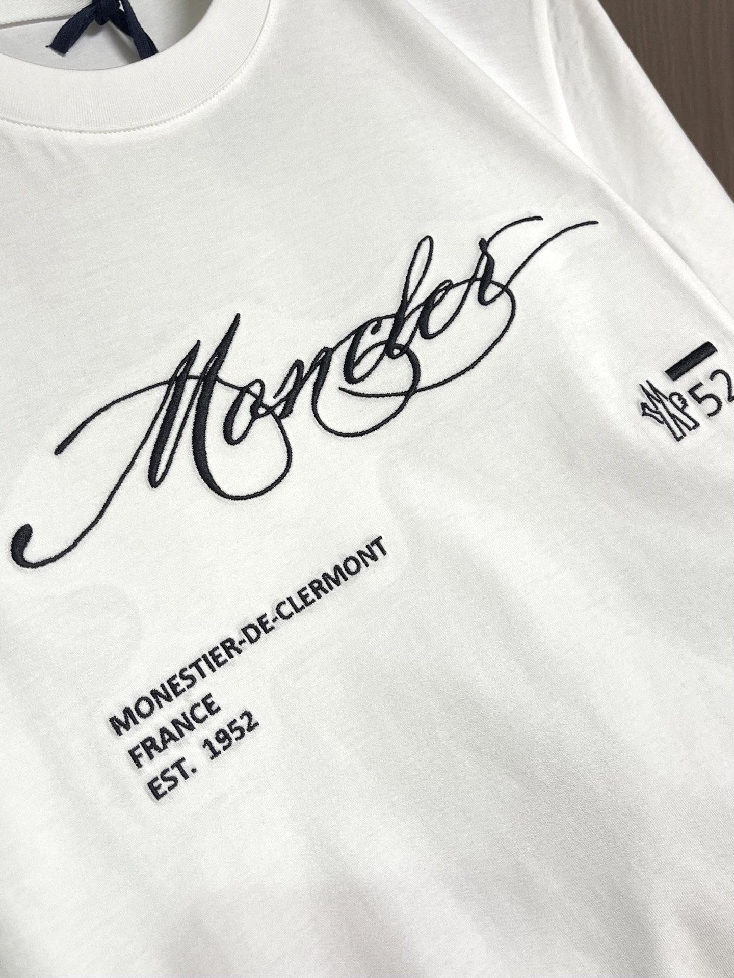 Moncler 立体手写刺绣标识短袖T恤，经典短袖3标齐全，潮男时尚，无论是上身舒适度还是都是无可比拟的