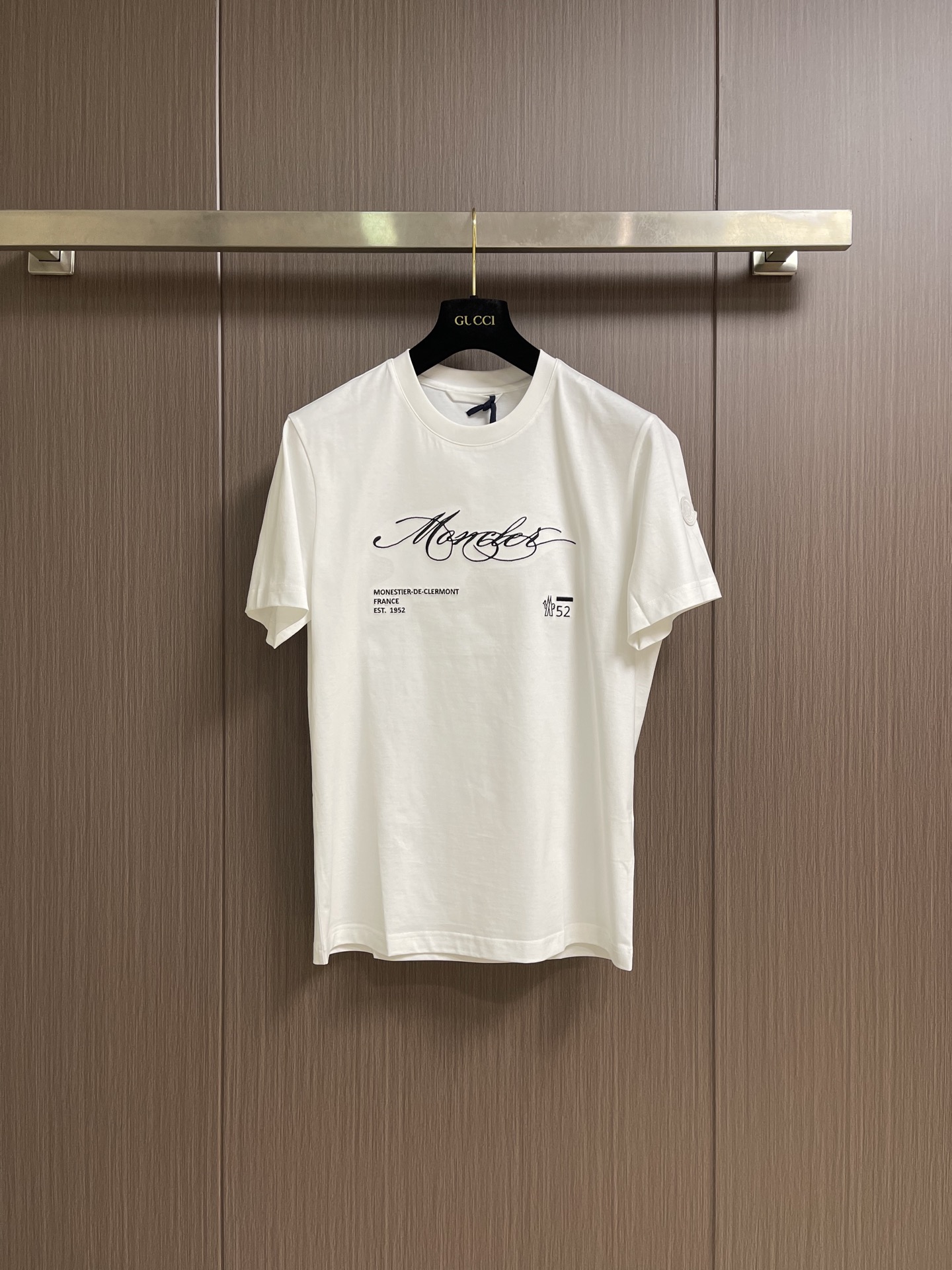 Moncler 立体手写刺绣标识短袖T恤，经典短袖3标齐全，潮男时尚，无论是上身舒适度还是都是无可比拟的