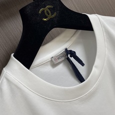 MONCLER 皮革饰边口袋短袖T恤,定制绒壤有机棉,胸前皮革饰边口袋点睛,融山野机能与意式精致于一体, MONCLER 皮革饰边口袋短袖T恤,定制绒壤有机棉,胸前皮革饰边口袋点睛,融山野机能与意式精致于一体,