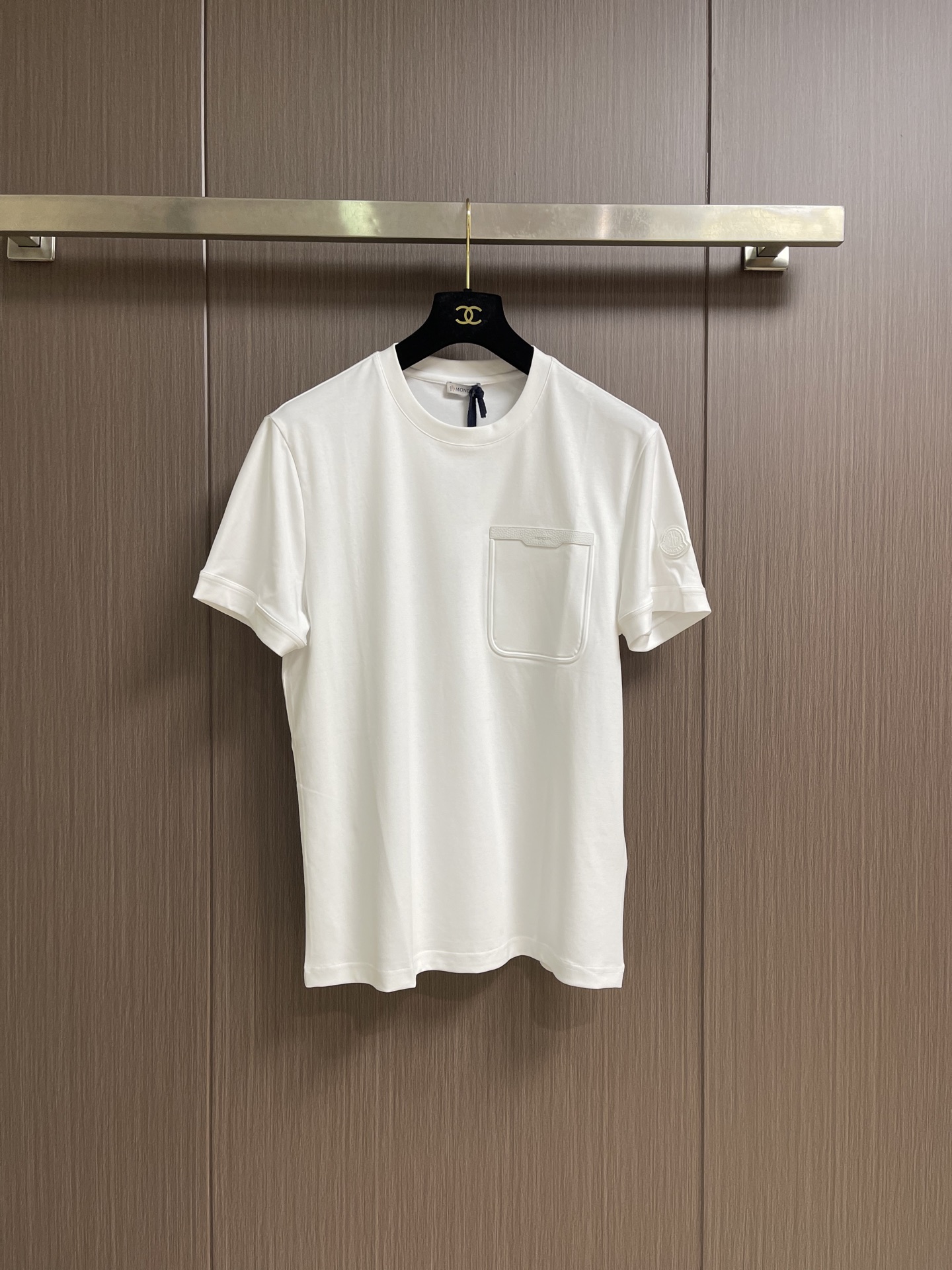 MONCLER 皮革饰边口袋短袖T恤，定制绒壤有机棉，胸前皮革饰边口袋点睛，融山野机能与意式精致于一体，