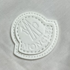 MONCLER 皮革饰边口袋短袖T恤,定制绒壤有机棉,胸前皮革饰边口袋点睛,融山野机能与意式精致于一体, MONCLER 皮革饰边口袋短袖T恤,定制绒壤有机棉,胸前皮革饰边口袋点睛,融山野机能与意式精致于一体,