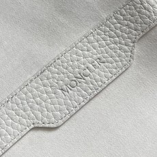 MONCLER 皮革饰边口袋短袖T恤,定制绒壤有机棉,胸前皮革饰边口袋点睛,融山野机能与意式精致于一体, MONCLER 皮革饰边口袋短袖T恤,定制绒壤有机棉,胸前皮革饰边口袋点睛,融山野机能与意式精致于一体,