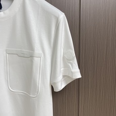 MONCLER 皮革饰边口袋短袖T恤,定制绒壤有机棉,胸前皮革饰边口袋点睛,融山野机能与意式精致于一体, MONCLER 皮革饰边口袋短袖T恤,定制绒壤有机棉,胸前皮革饰边口袋点睛,融山野机能与意式精致于一体,