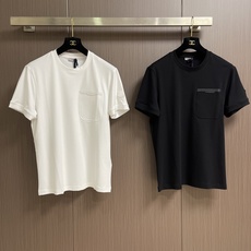MONCLER 皮革饰边口袋短袖T恤,定制绒壤有机棉,胸前皮革饰边口袋点睛,融山野机能与意式精致于一体, MONCLER 皮革饰边口袋短袖T恤,定制绒壤有机棉,胸前皮革饰边口袋点睛,融山野机能与意式精致于一体,