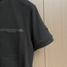 MONCLER 皮革饰边口袋短袖T恤,定制绒壤有机棉,胸前皮革饰边口袋点睛,融山野机能与意式精致于一体, MONCLER 皮革饰边口袋短袖T恤,定制绒壤有机棉,胸前皮革饰边口袋点睛,融山野机能与意式精致于一体,