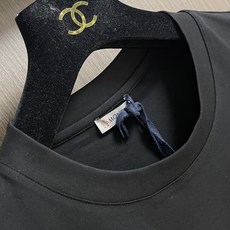 MONCLER 皮革饰边口袋短袖T恤,定制绒壤有机棉,胸前皮革饰边口袋点睛,融山野机能与意式精致于一体, MONCLER 皮革饰边口袋短袖T恤,定制绒壤有机棉,胸前皮革饰边口袋点睛,融山野机能与意式精致于一体,