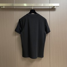 MONCLER 皮革饰边口袋短袖T恤,定制绒壤有机棉,胸前皮革饰边口袋点睛,融山野机能与意式精致于一体, MONCLER 皮革饰边口袋短袖T恤,定制绒壤有机棉,胸前皮革饰边口袋点睛,融山野机能与意式精致于一体,