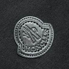MONCLER 皮革饰边口袋短袖T恤,定制绒壤有机棉,胸前皮革饰边口袋点睛,融山野机能与意式精致于一体, MONCLER 皮革饰边口袋短袖T恤,定制绒壤有机棉,胸前皮革饰边口袋点睛,融山野机能与意式精致于一体,