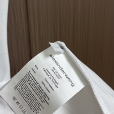 Alexander Wang 徽标刺绣坎肩背心,定制高支长绒棉 细腻柔软 舒适亲肤 以极致纯粹的白 诠释 Alexander Wang 徽标刺绣坎肩背心,定制高支长绒棉 细腻柔软 舒适亲肤 以极致纯粹的白 诠释