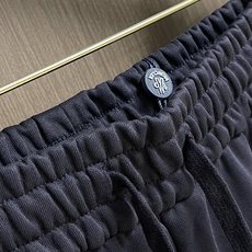 MONCLER 2026FW 新款休闲短裤,美学的焕新诠释,演绎浓郁的格调型时尚风范,细节感和设计感强悍 MONCLER 2026FW 新款休闲短裤,美学的焕新诠释,演绎浓郁的格调型时尚风范,细节感和设计感强悍