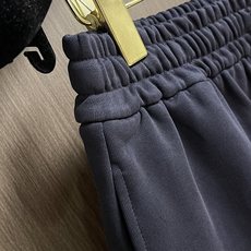 MONCLER 2026FW 新款休闲短裤,美学的焕新诠释,演绎浓郁的格调型时尚风范,细节感和设计感强悍 MONCLER 2026FW 新款休闲短裤,美学的焕新诠释,演绎浓郁的格调型时尚风范,细节感和设计感强悍