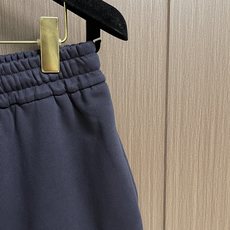 MONCLER 2026FW 新款休闲短裤,美学的焕新诠释,演绎浓郁的格调型时尚风范,细节感和设计感强悍 MONCLER 2026FW 新款休闲短裤,美学的焕新诠释,演绎浓郁的格调型时尚风范,细节感和设计感强悍