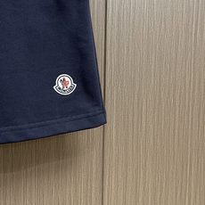 MONCLER 2026FW 新款休闲短裤,美学的焕新诠释,演绎浓郁的格调型时尚风范,细节感和设计感强悍 MONCLER 2026FW 新款休闲短裤,美学的焕新诠释,演绎浓郁的格调型时尚风范,细节感和设计感强悍