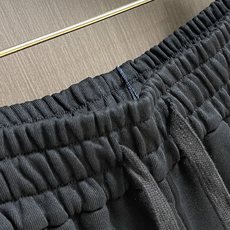 MONCLER 2026FW 新款休闲短裤,美学的焕新诠释,演绎浓郁的格调型时尚风范,细节感和设计感强悍 MONCLER 2026FW 新款休闲短裤,美学的焕新诠释,演绎浓郁的格调型时尚风范,细节感和设计感强悍