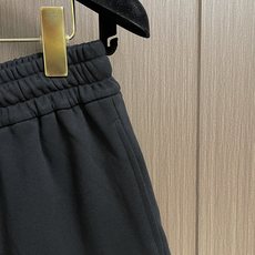 MONCLER 2026FW 新款休闲短裤,美学的焕新诠释,演绎浓郁的格调型时尚风范,细节感和设计感强悍 MONCLER 2026FW 新款休闲短裤,美学的焕新诠释,演绎浓郁的格调型时尚风范,细节感和设计感强悍