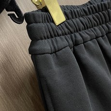 MONCLER 2026FW 新款休闲短裤,美学的焕新诠释,演绎浓郁的格调型时尚风范,细节感和设计感强悍 MONCLER 2026FW 新款休闲短裤,美学的焕新诠释,演绎浓郁的格调型时尚风范,细节感和设计感强悍