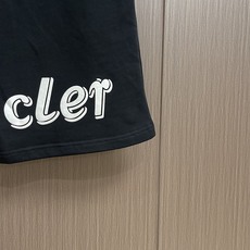 MONCLER 2026FW 新款休闲短裤,美学的焕新诠释,演绎浓郁的格调型时尚风范,细节感和设计感强悍 MONCLER 2026FW 新款休闲短裤,美学的焕新诠释,演绎浓郁的格调型时尚风范,细节感和设计感强悍