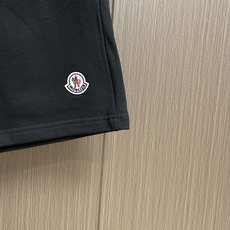 MONCLER 2026FW 新款休闲短裤,美学的焕新诠释,演绎浓郁的格调型时尚风范,细节感和设计感强悍 MONCLER 2026FW 新款休闲短裤,美学的焕新诠释,演绎浓郁的格调型时尚风范,细节感和设计感强悍