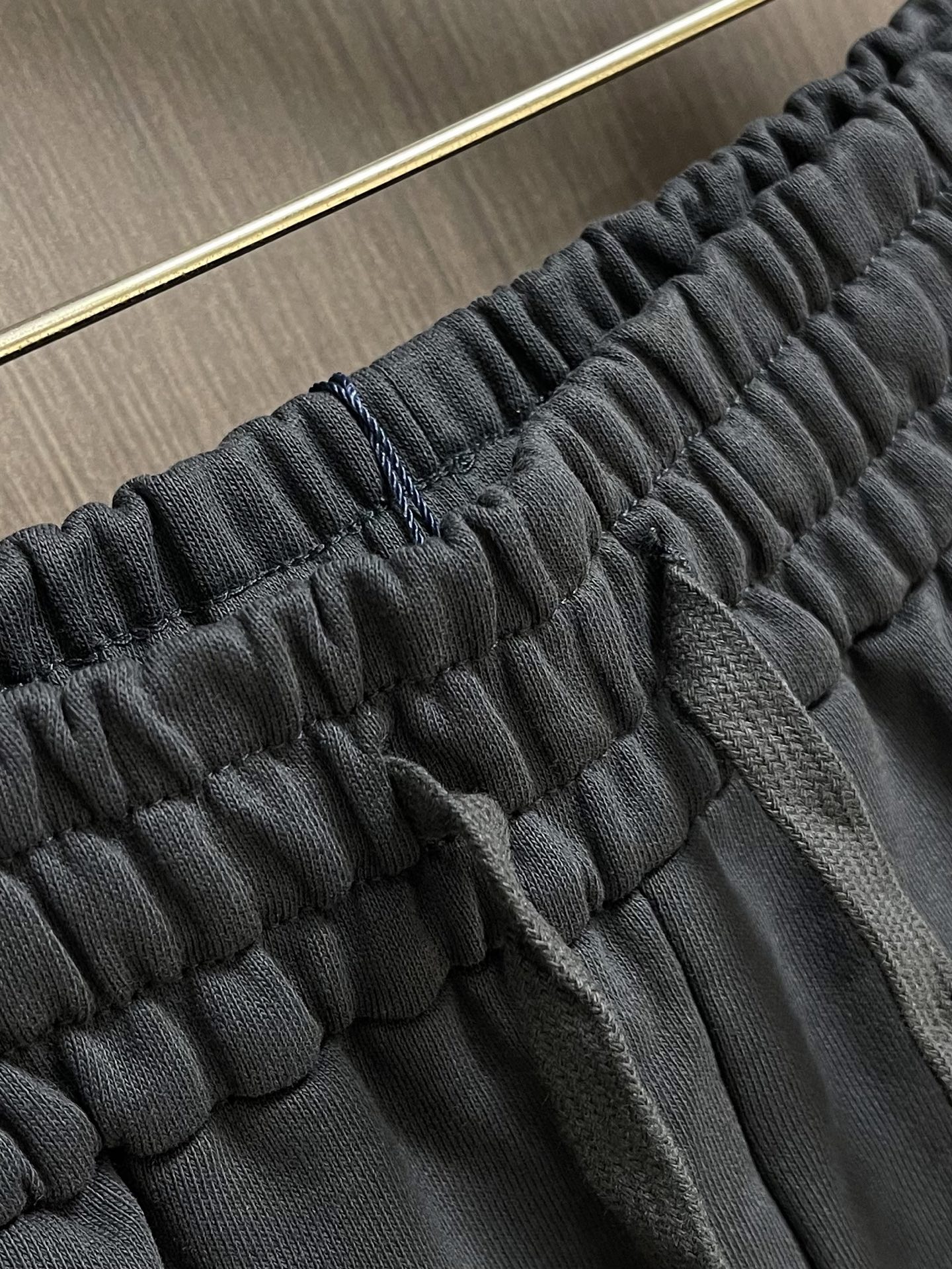 MONCLER 2026FW 新款休闲短裤，美学的焕新诠释,演绎浓郁的格调型时尚风范,细节感和设计感强悍
