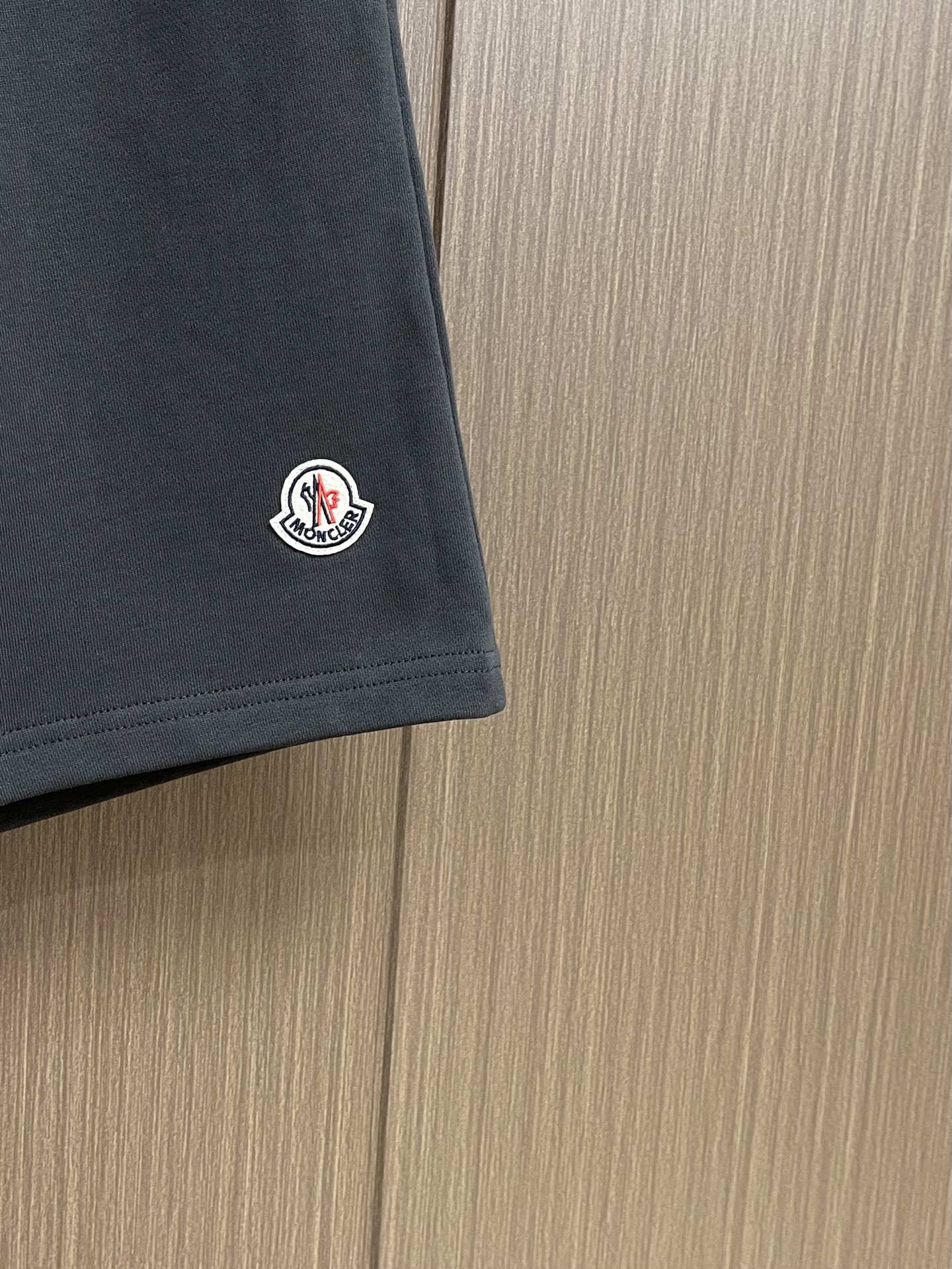 MONCLER 2026FW 新款休闲短裤，美学的焕新诠释,演绎浓郁的格调型时尚风范,细节感和设计感强悍