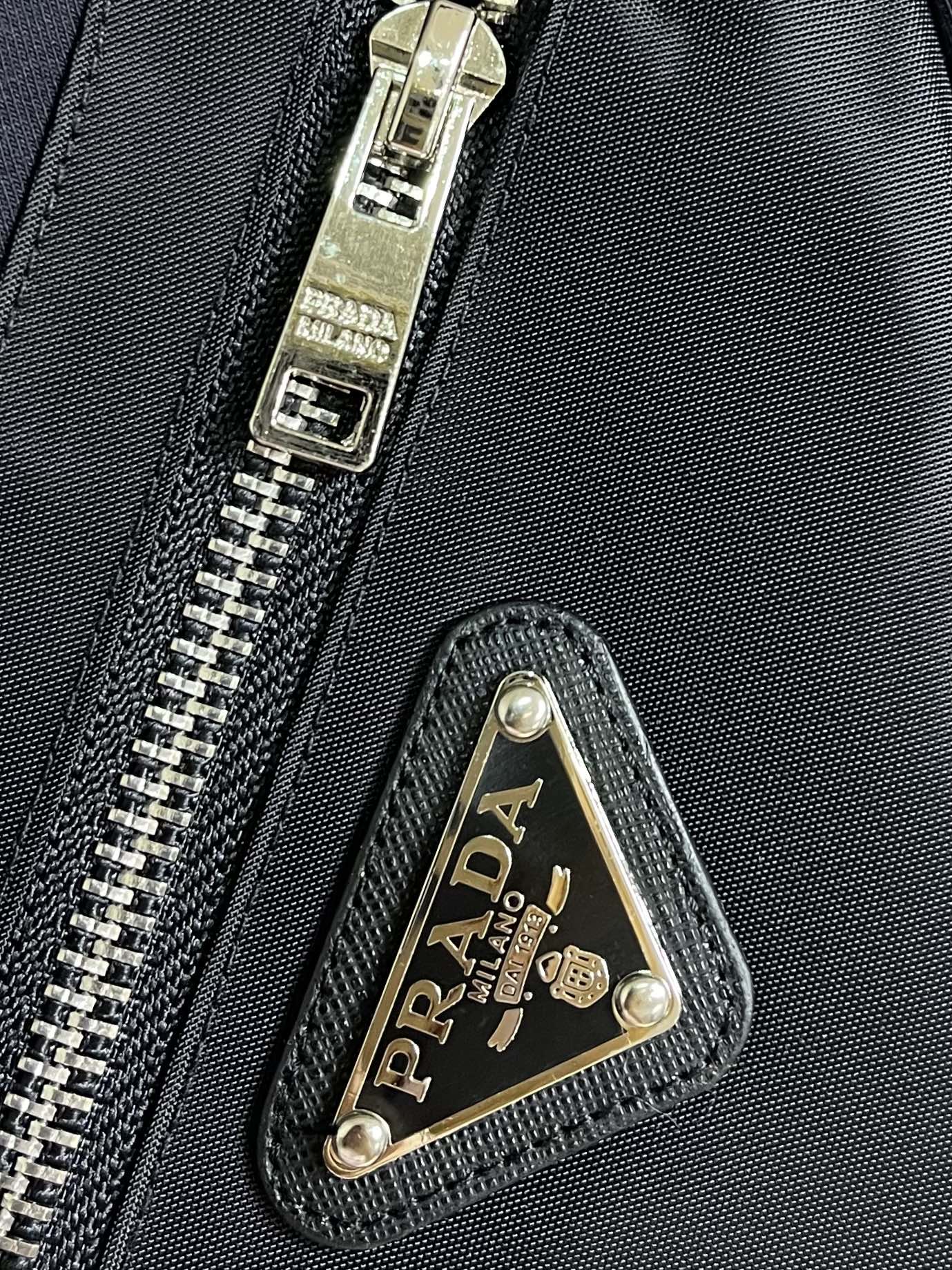 PRADA  三角标拼接 LOGO标识五分裤、高品质复合面料、特别手感、超级质感 舒适柔软透气 休闲宽松