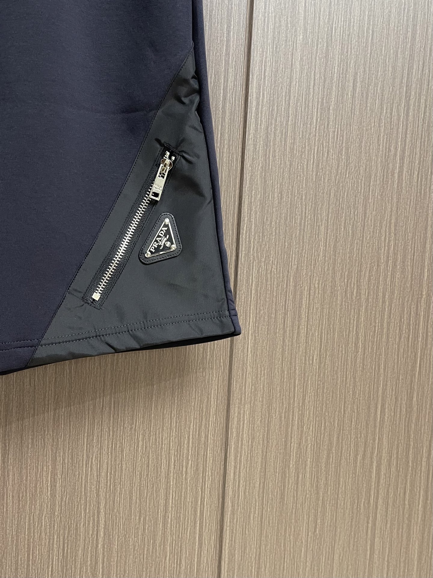 PRADA  三角标拼接 LOGO标识五分裤、高品质复合面料、特别手感、超级质感 舒适柔软透气 休闲宽松