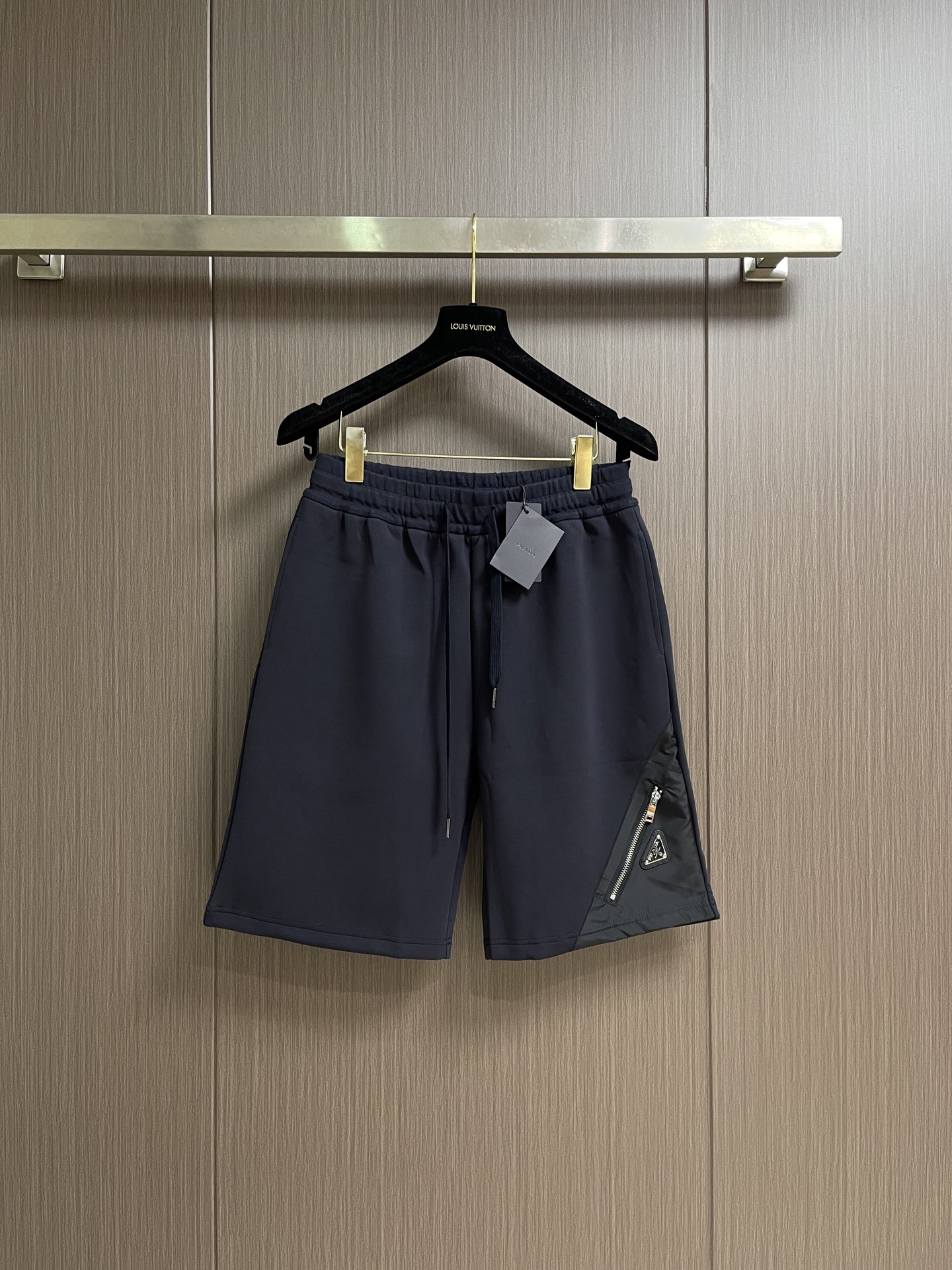 PRADA  三角标拼接 LOGO标识五分裤、高品质复合面料、特别手感、超级质感 舒适柔软透气 休闲宽松