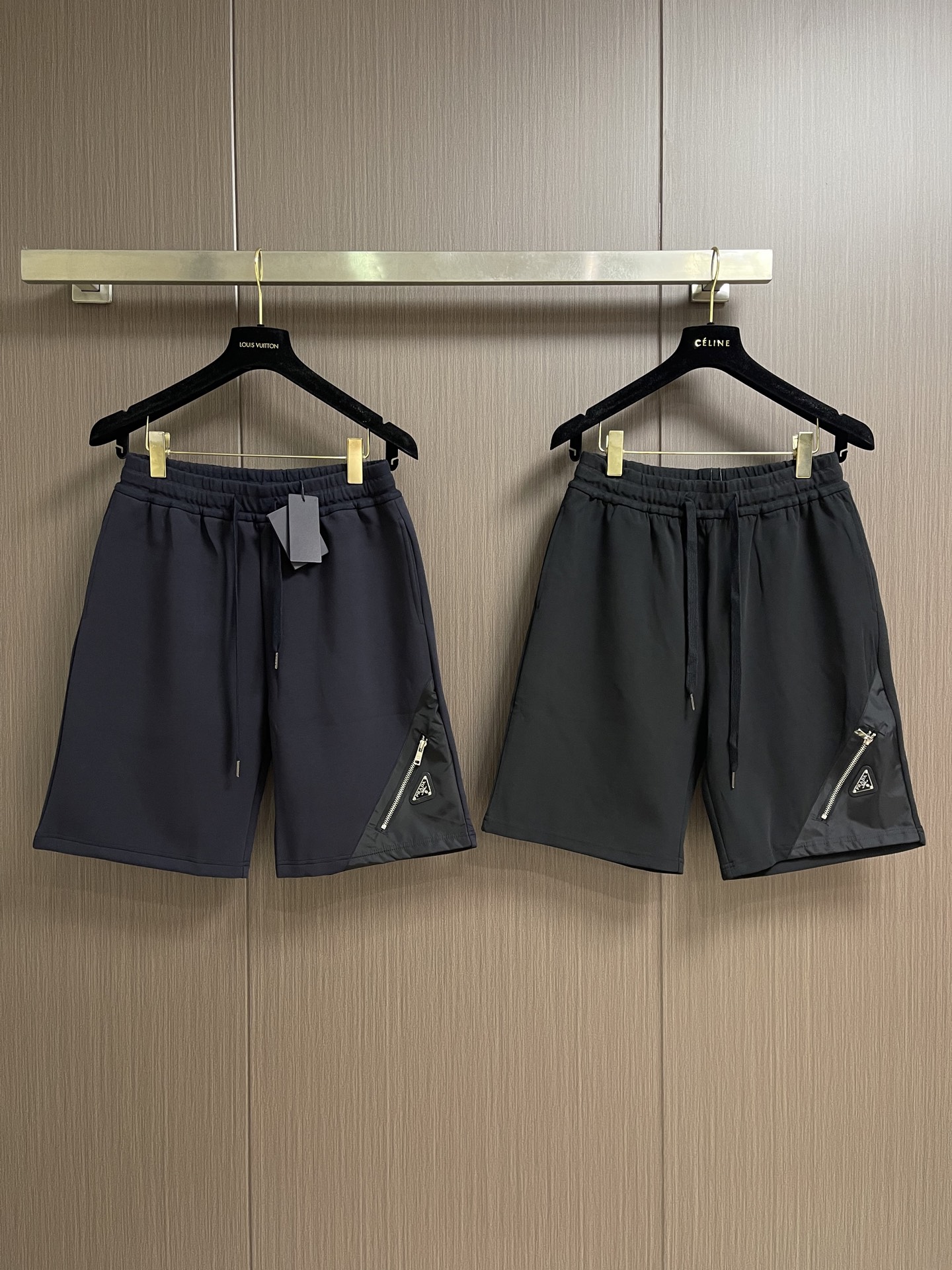 PRADA  三角标拼接 LOGO标识五分裤、高品质复合面料、特别手感、超级质感 舒适柔软透气 休闲宽松