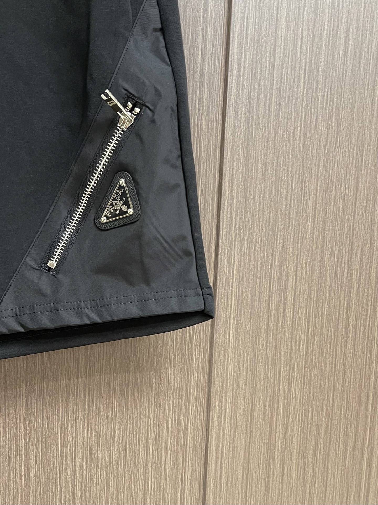 PRADA  三角标拼接 LOGO标识五分裤、高品质复合面料、特别手感、超级质感 舒适柔软透气 休闲宽松
