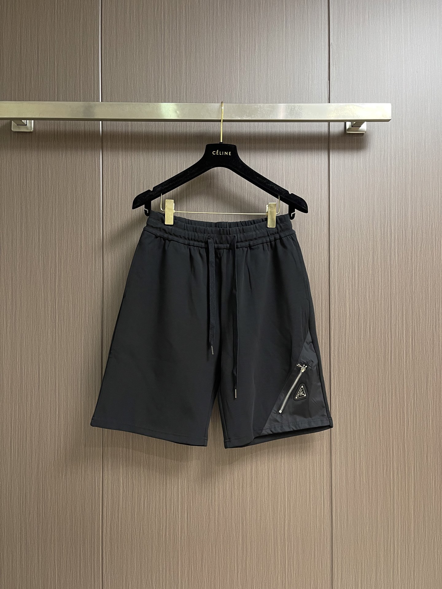 PRADA  三角标拼接 LOGO标识五分裤、高品质复合面料、特别手感、超级质感 舒适柔软透气 休闲宽松