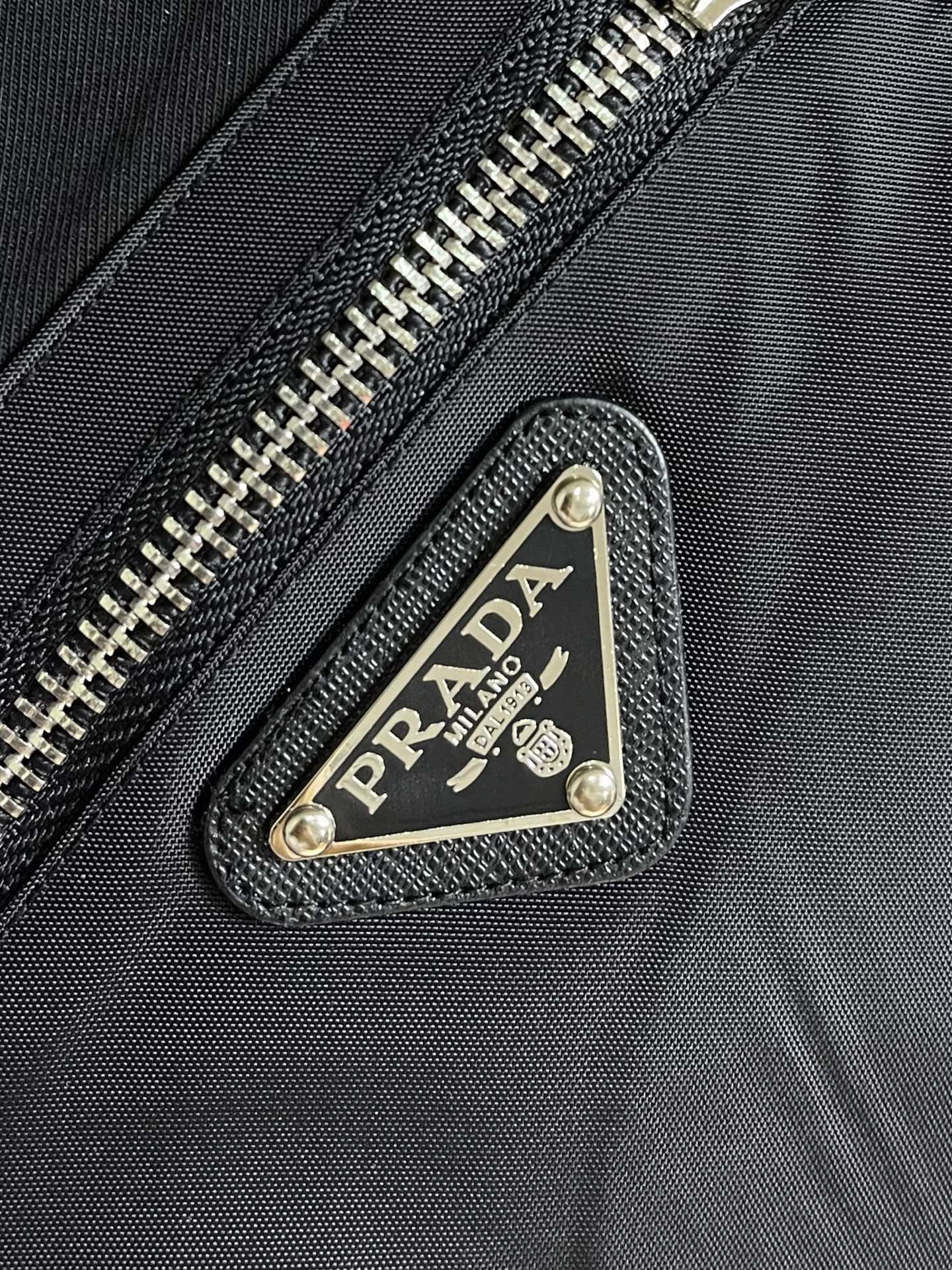 PRADA  三角标拼接 LOGO标识五分裤、高品质复合面料、特别手感、超级质感 舒适柔软透气 休闲宽松
