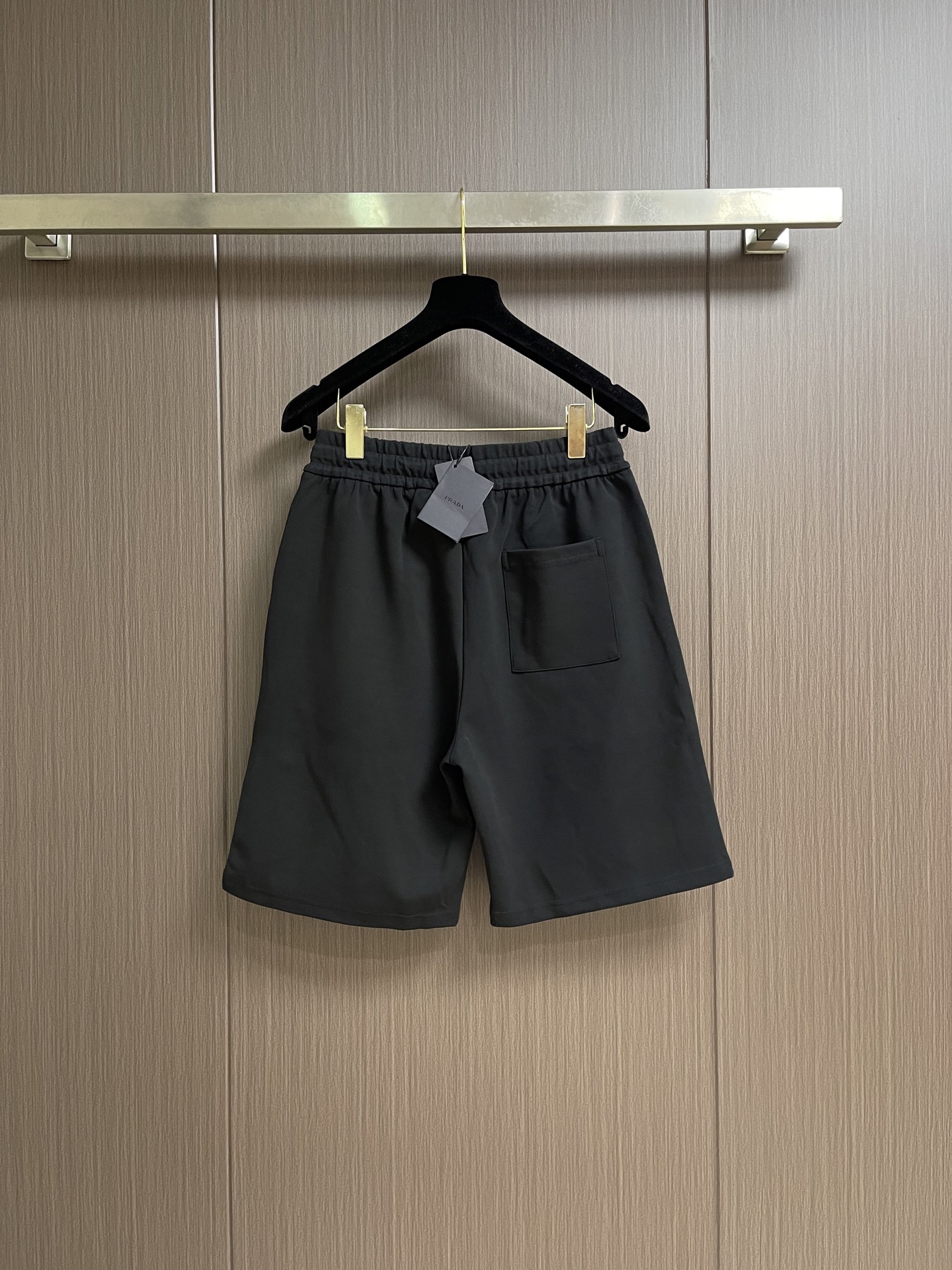 PRADA  三角标拼接 LOGO标识五分裤、高品质复合面料、特别手感、超级质感 舒适柔软透气 休闲宽松