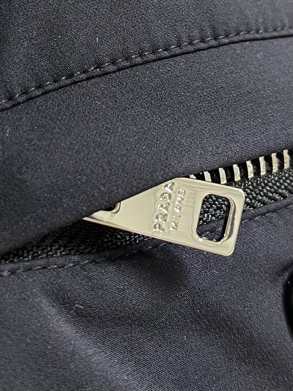 PRADA     2026SS款新款短裤，这款短裤选用品牌经典版型，面料挺括有型，自带细腻光泽，呈现高