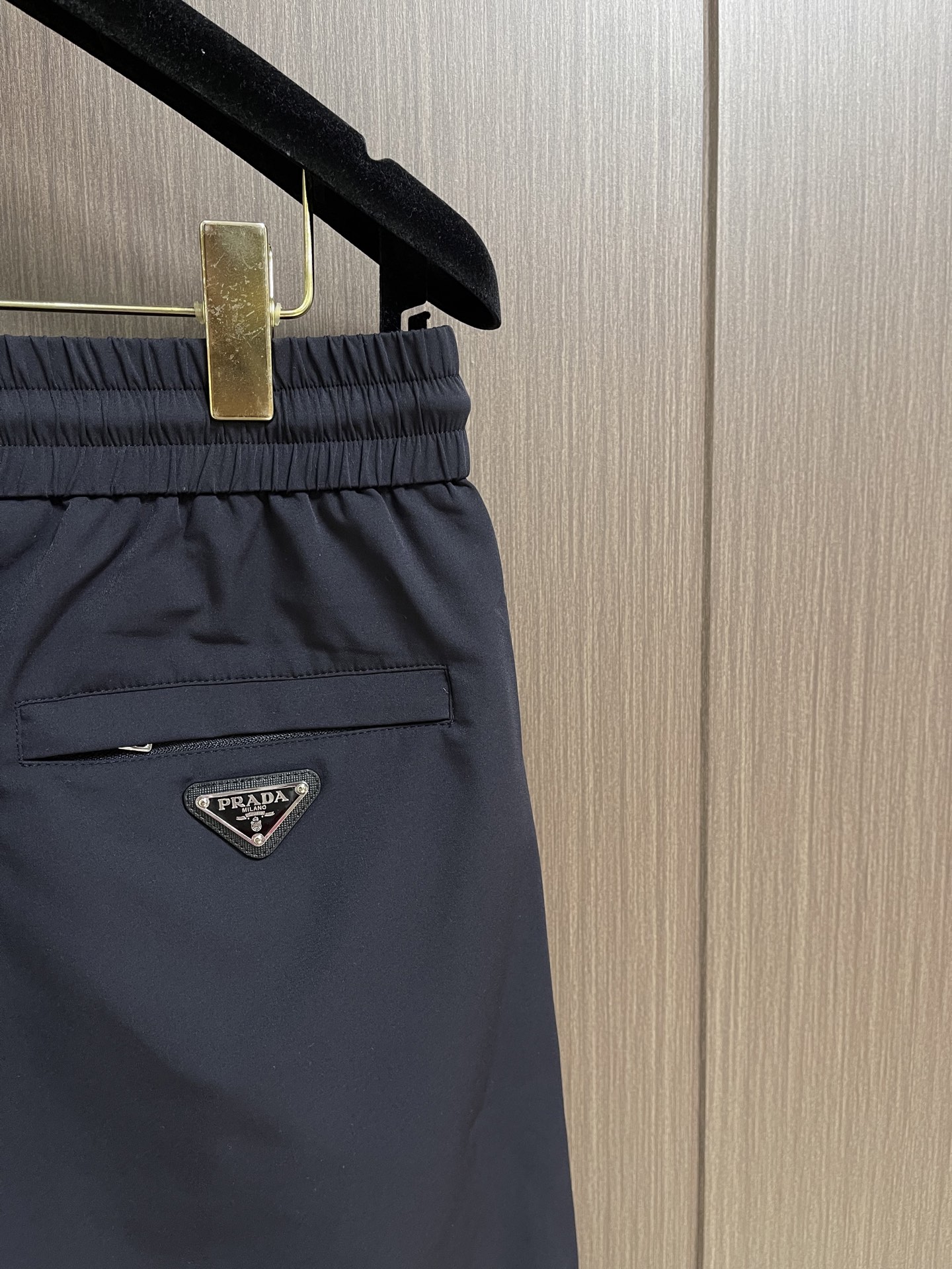 PRADA     2026SS款新款短裤，这款短裤选用品牌经典版型，面料挺括有型，自带细腻光泽，呈现高