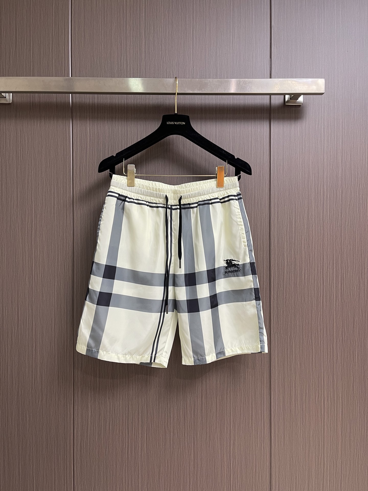 BURBERRY 格纹战马标格纹沙滩短裤，面料舒适有弹性，简约百搭设计，裤口logo图案点缀 腰际抽绳款