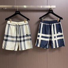 BURBERRY 格纹战马标格纹沙滩短裤,面料舒适有弹性,简约百搭设计,裤口logo图案点缀 腰际抽绳款 BURBERRY 格纹战马标格纹沙滩短裤,面料舒适有弹性,简约百搭设计,裤口logo图案点缀 腰际抽绳款