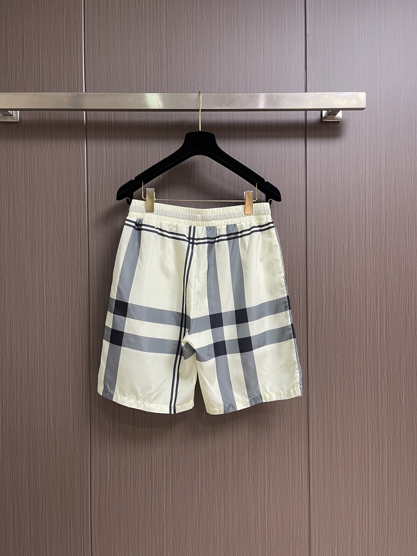 BURBERRY 格纹战马标格纹沙滩短裤，面料舒适有弹性，简约百搭设计，裤口logo图案点缀 腰际抽绳款