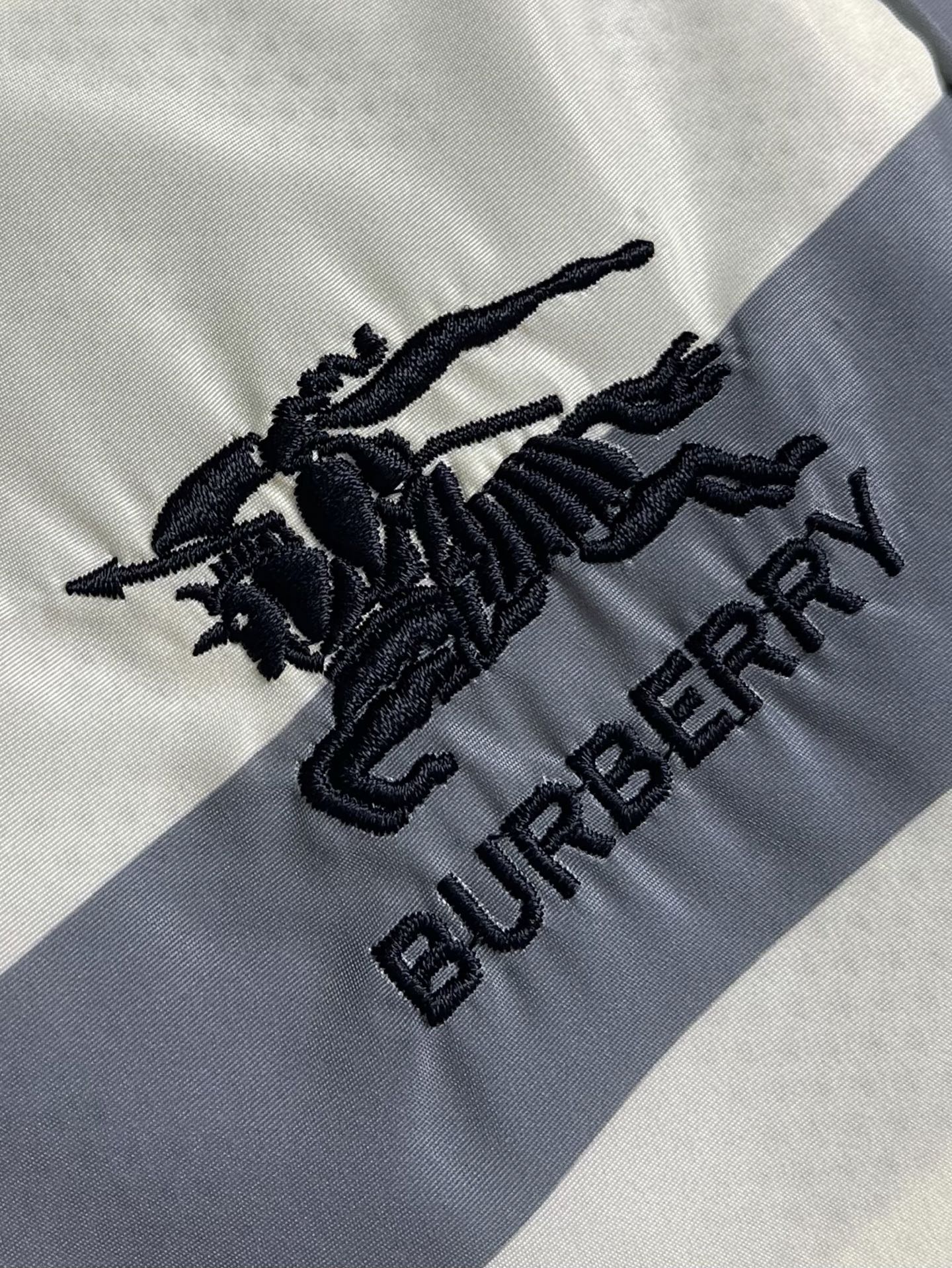 BURBERRY 格纹战马标格纹沙滩短裤，面料舒适有弹性，简约百搭设计，裤口logo图案点缀 腰际抽绳款