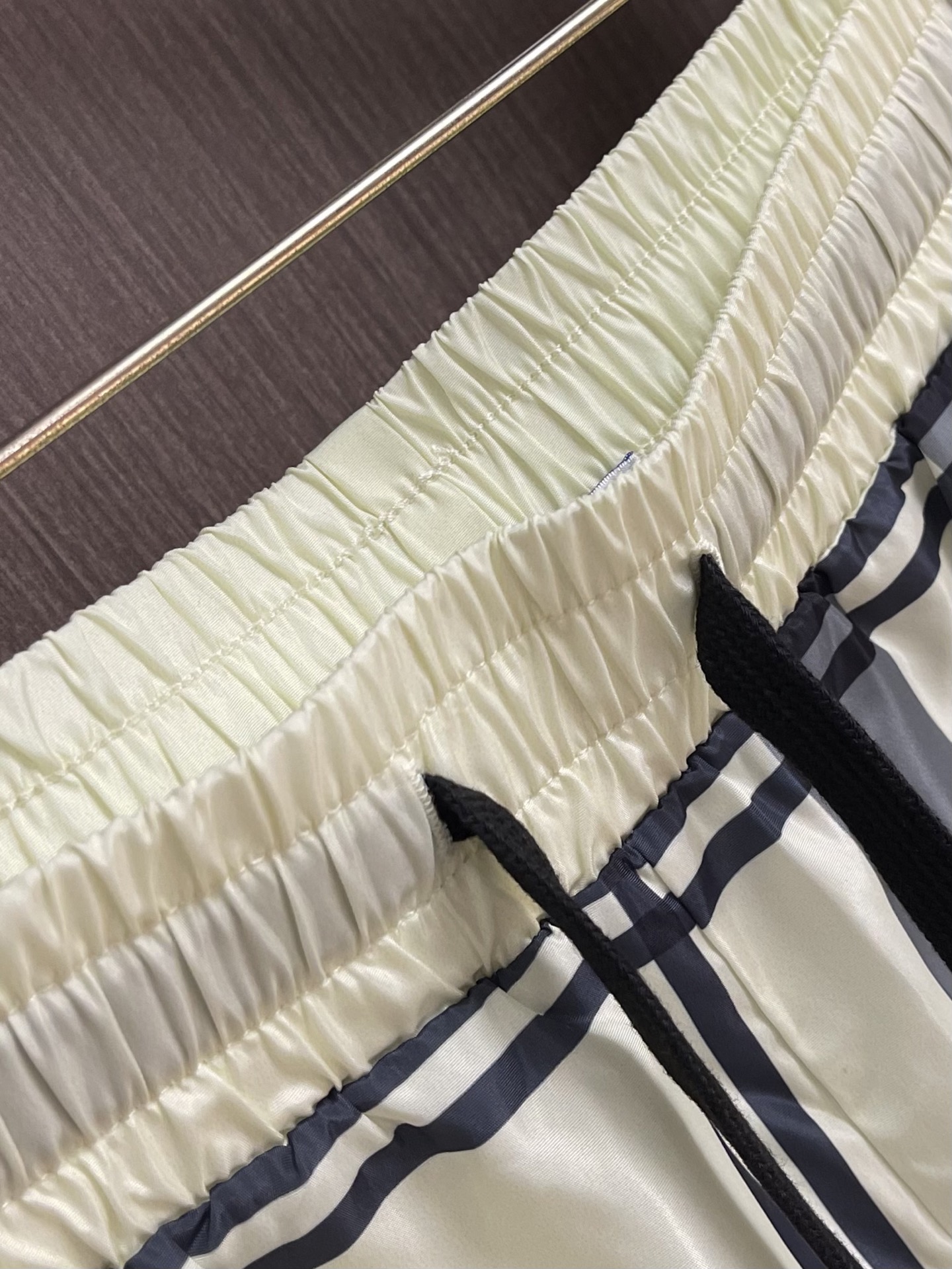 BURBERRY 格纹战马标格纹沙滩短裤，面料舒适有弹性，简约百搭设计，裤口logo图案点缀 腰际抽绳款