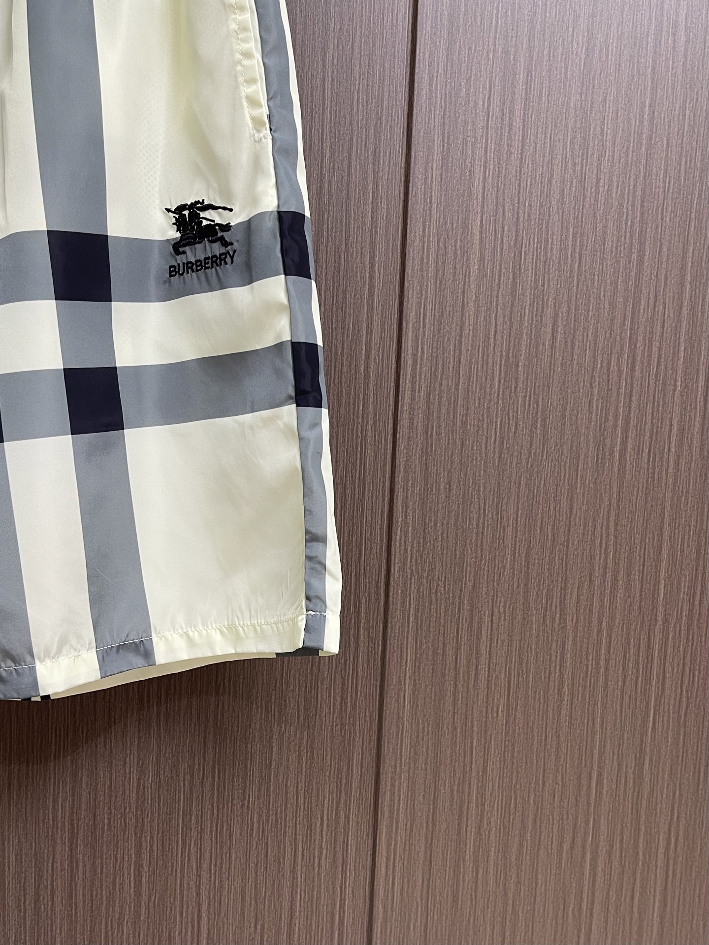 BURBERRY 格纹战马标格纹沙滩短裤，面料舒适有弹性，简约百搭设计，裤口logo图案点缀 腰际抽绳款