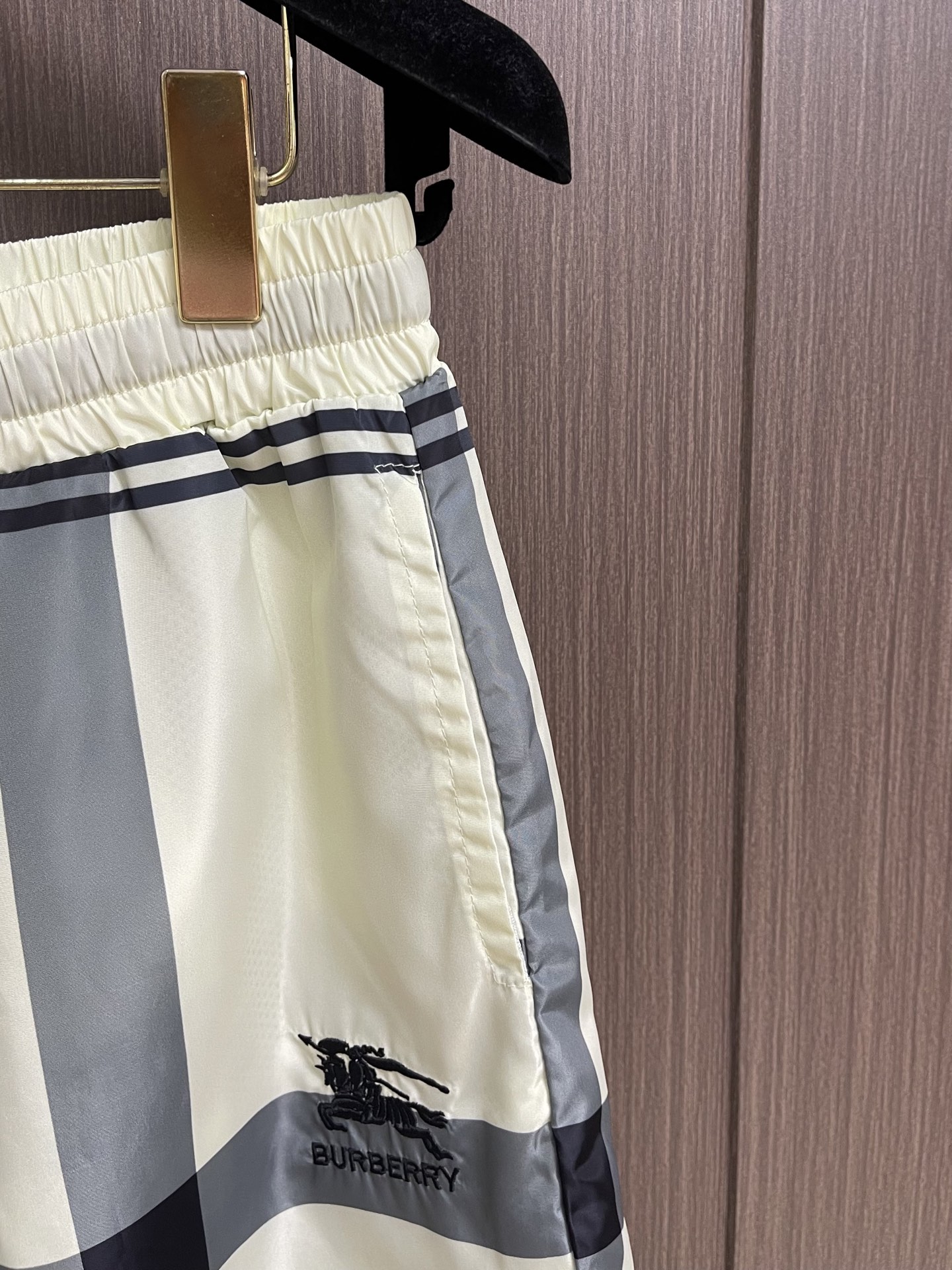 BURBERRY 格纹战马标格纹沙滩短裤，面料舒适有弹性，简约百搭设计，裤口logo图案点缀 腰际抽绳款