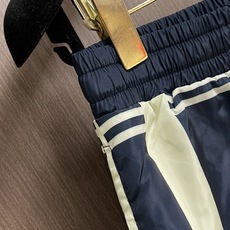 BURBERRY 格纹战马标格纹沙滩短裤,面料舒适有弹性,简约百搭设计,裤口logo图案点缀 腰际抽绳款 BURBERRY 格纹战马标格纹沙滩短裤,面料舒适有弹性,简约百搭设计,裤口logo图案点缀 腰际抽绳款