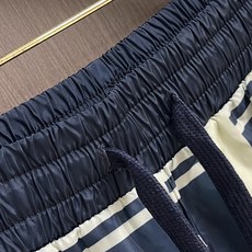 BURBERRY 格纹战马标格纹沙滩短裤,面料舒适有弹性,简约百搭设计,裤口logo图案点缀 腰际抽绳款 BURBERRY 格纹战马标格纹沙滩短裤,面料舒适有弹性,简约百搭设计,裤口logo图案点缀 腰际抽绳款