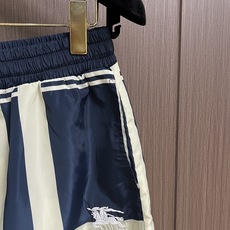 BURBERRY 格纹战马标格纹沙滩短裤,面料舒适有弹性,简约百搭设计,裤口logo图案点缀 腰际抽绳款 BURBERRY 格纹战马标格纹沙滩短裤,面料舒适有弹性,简约百搭设计,裤口logo图案点缀 腰际抽绳款