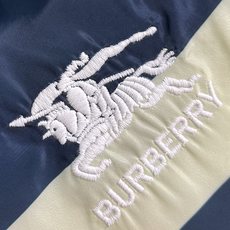 BURBERRY 格纹战马标格纹沙滩短裤,面料舒适有弹性,简约百搭设计,裤口logo图案点缀 腰际抽绳款 BURBERRY 格纹战马标格纹沙滩短裤,面料舒适有弹性,简约百搭设计,裤口logo图案点缀 腰际抽绳款